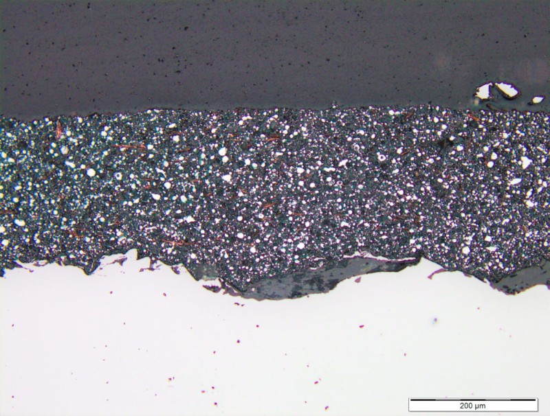 Sete dias depois, um segundo revestimento de ZINGA® foi aplicado acima do pó de cobre. Pode ser claramente visto que o pó de cobre foi misturado completamente dentro das duas camadas ZINGA®.
